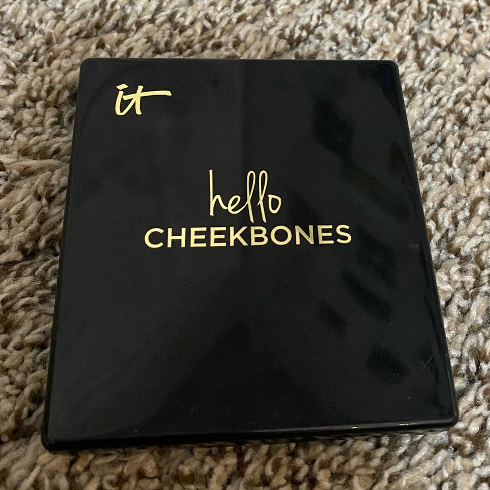 It cosmetics contour and highlight palette